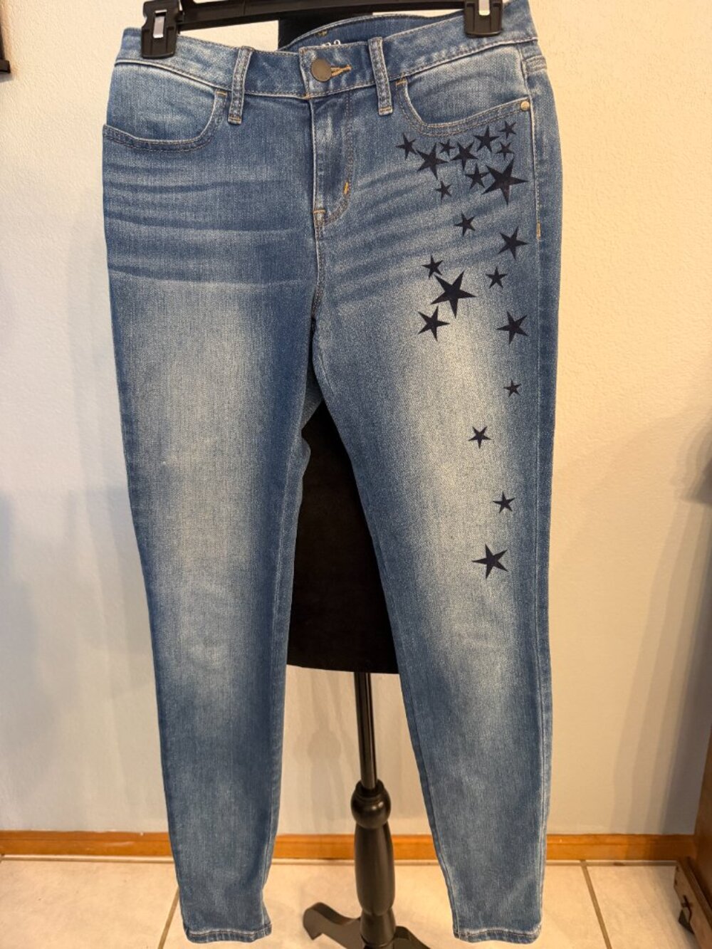 a.n.a. Size 2 Star Print Skinny Jeans Blue Stretch Denim